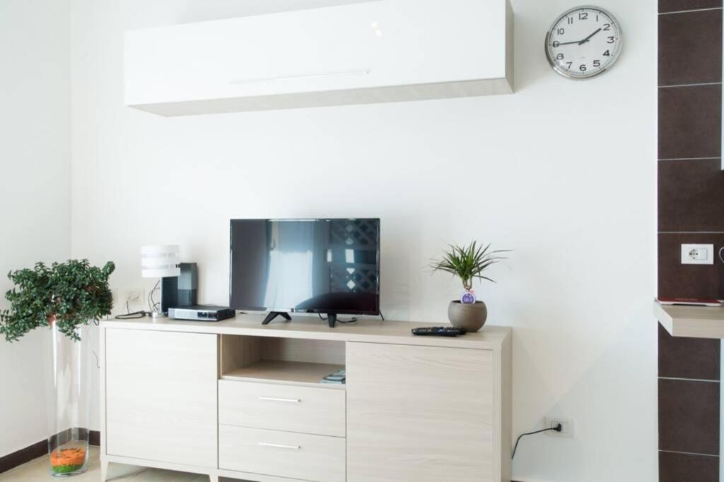 Apartment Victoria, cozy studio flat near Leonardo Academy Sesto Calende Exterior foto